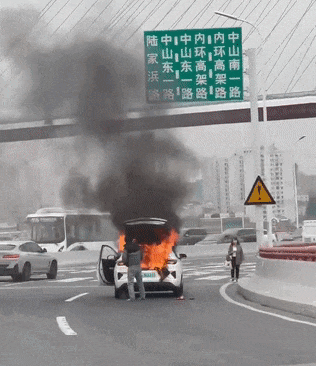 上海一新能源车起火烧成空壳现场浓烟滚滚一人受伤送医！为何新能源汽车起火后难扑救？